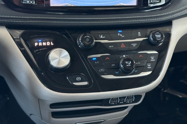 Used 2024 Chrysler Pacifica Limited FWD image 26