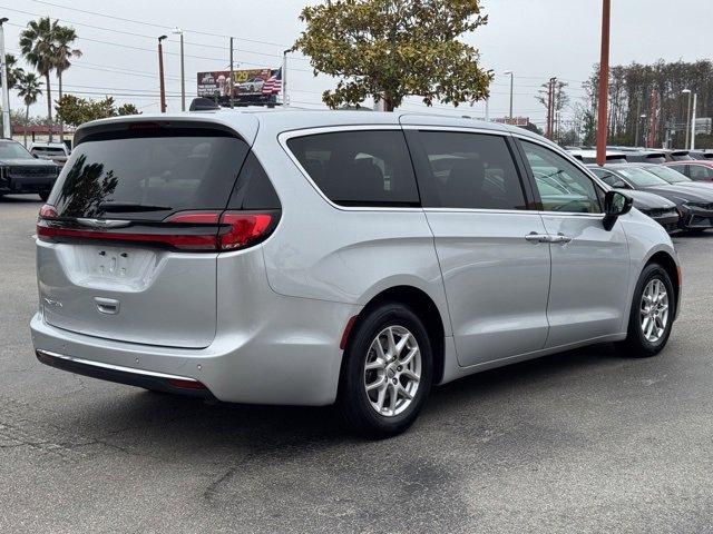 Used 2024 Chrysler Pacifica Touring-L image 5