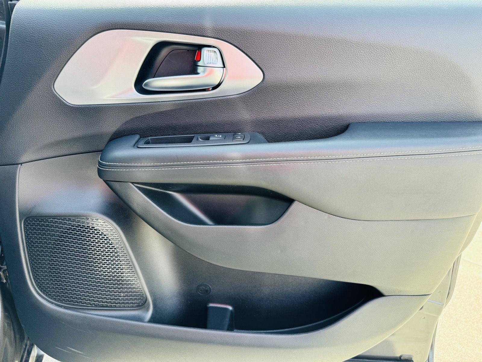 Used 2023 Chrysler Pacifica Touring-L w/ Uconnect Theater Family Group image 39