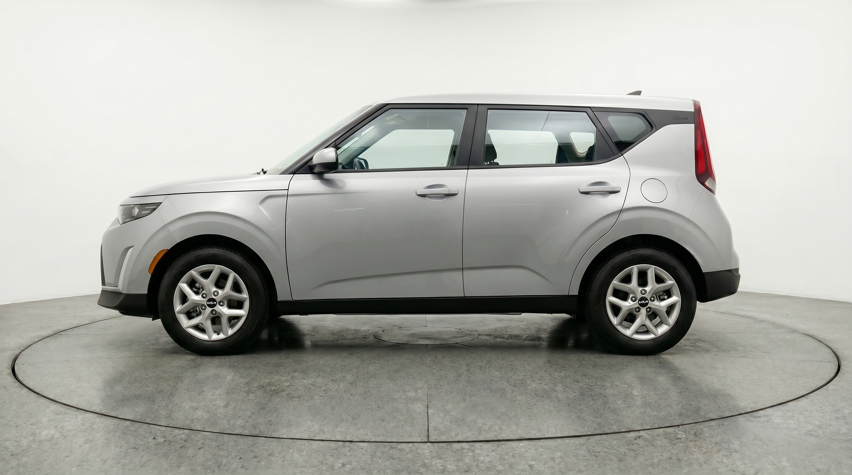 Used 2025 Kia Soul LX w/ LX Technology Package FWD image 5