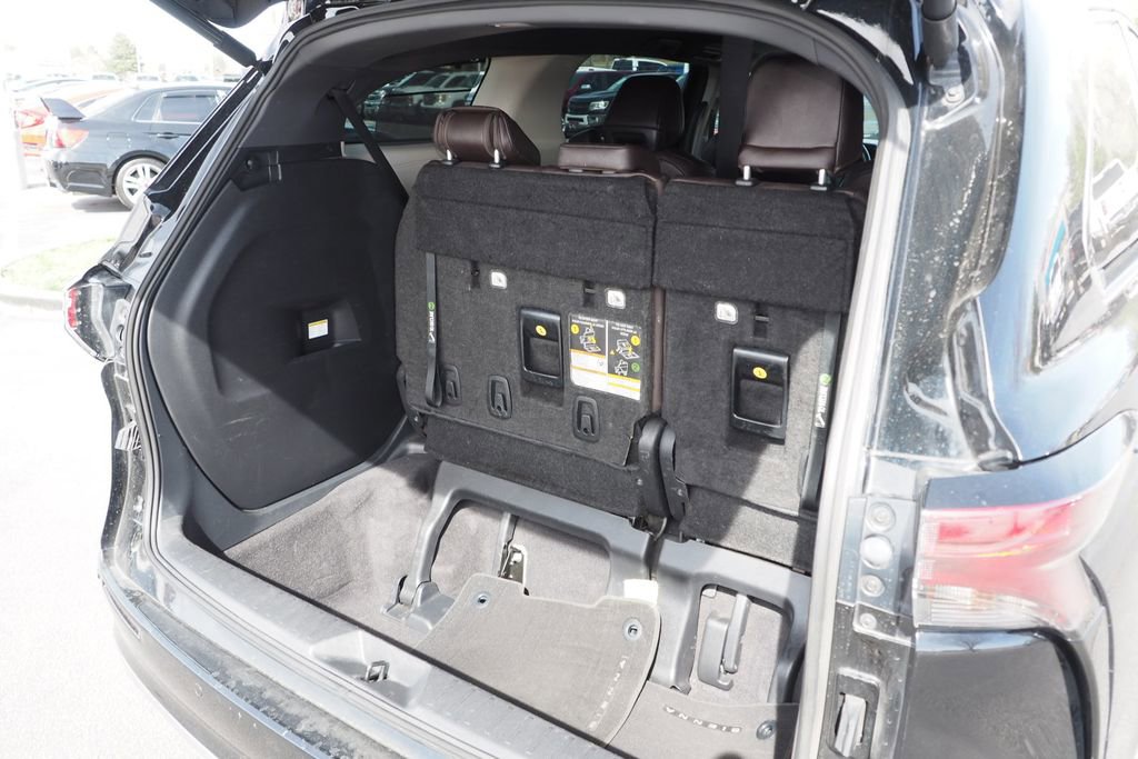 Used 2023 Toyota Sienna Platinum image 18