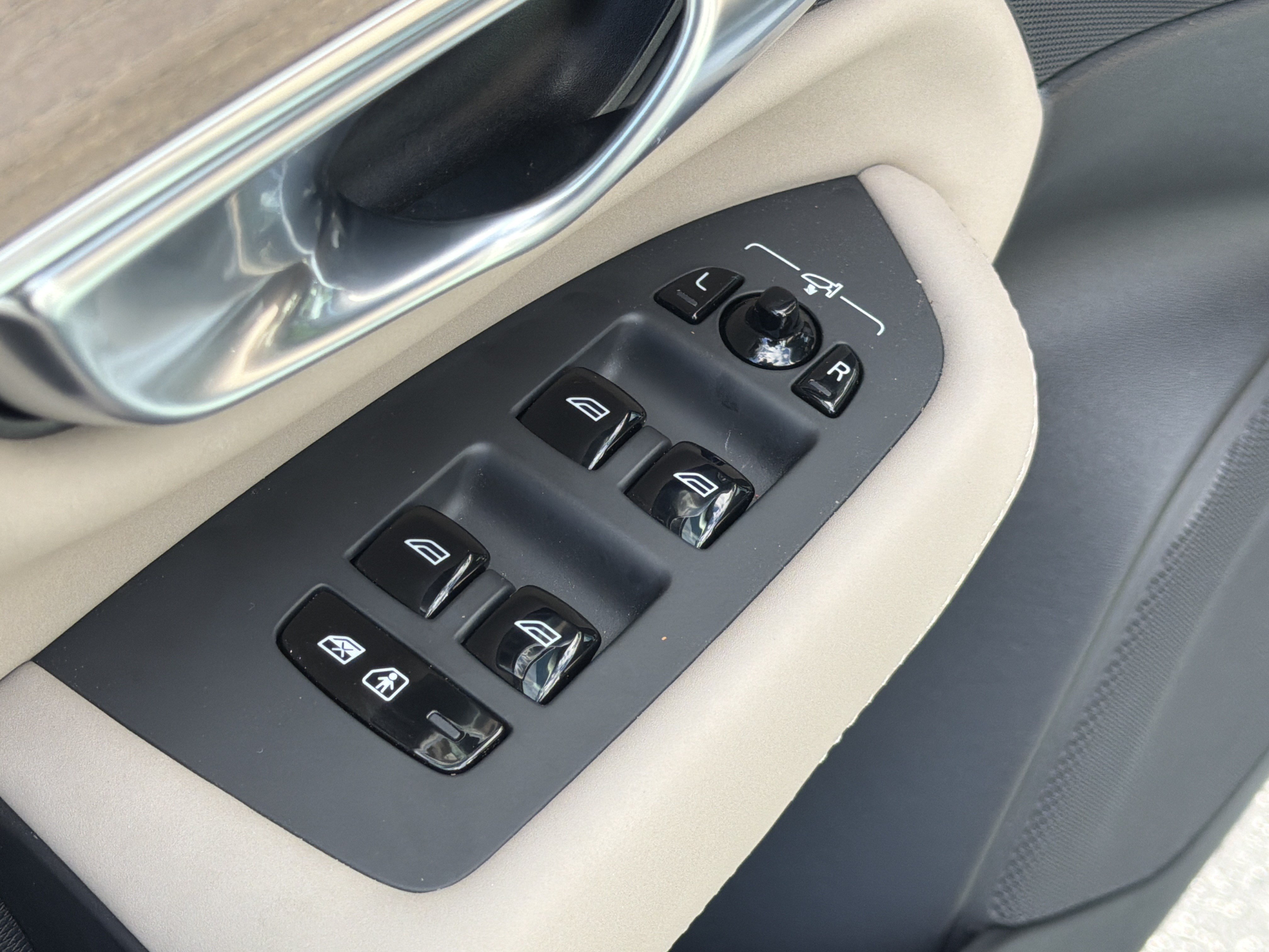 Certified 2026 Volvo XC90 B6 Plus w/ Protection Package Premier AWD/4WD image 17