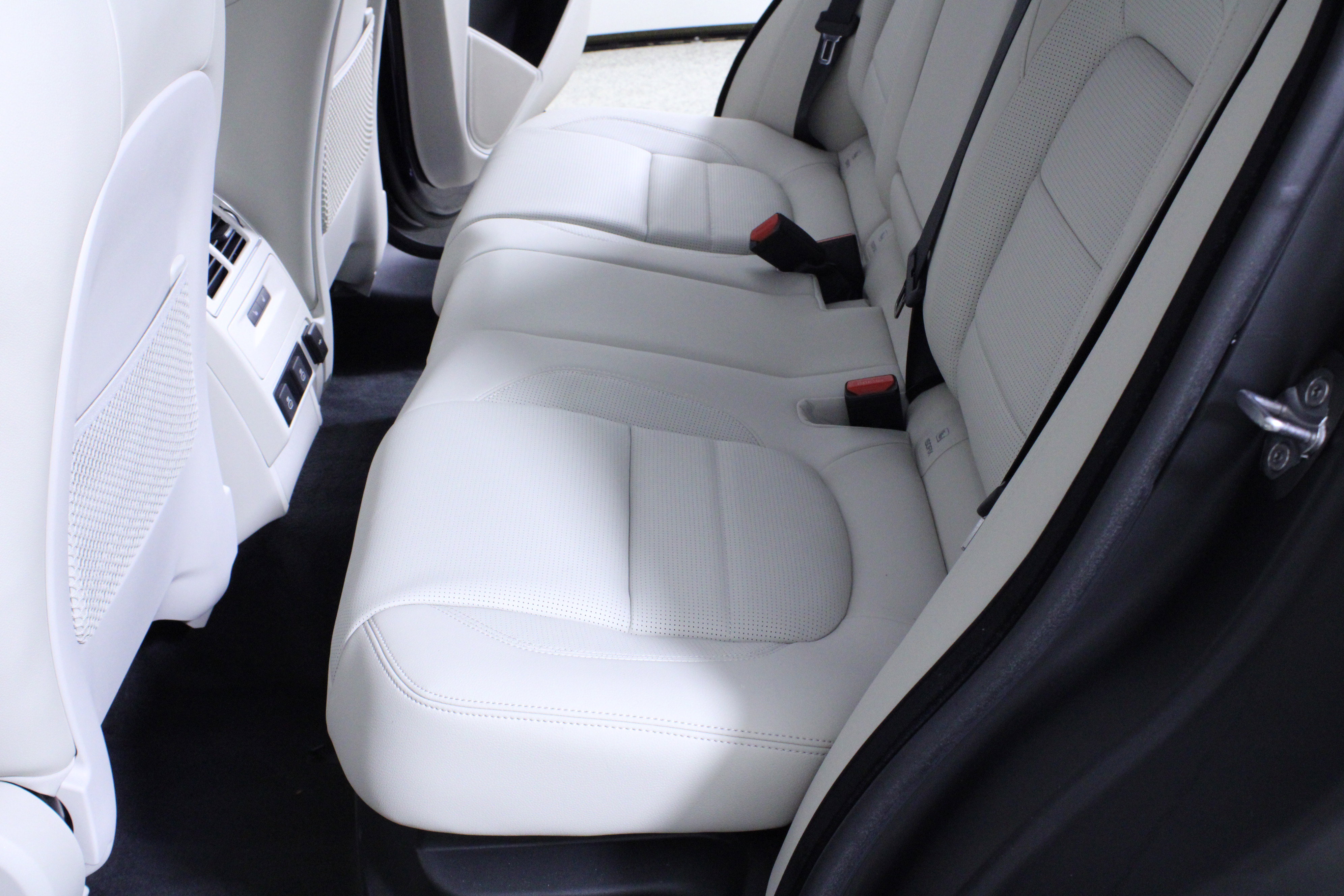 Used 2025 Jaguar F-PACE R-Dynamic S image 11