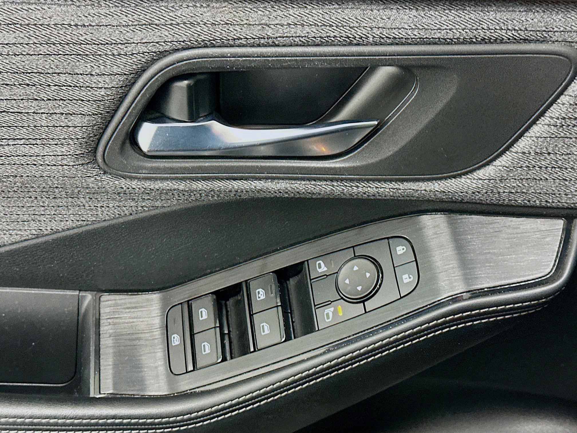 Used 2023 Nissan Rogue SV image 15