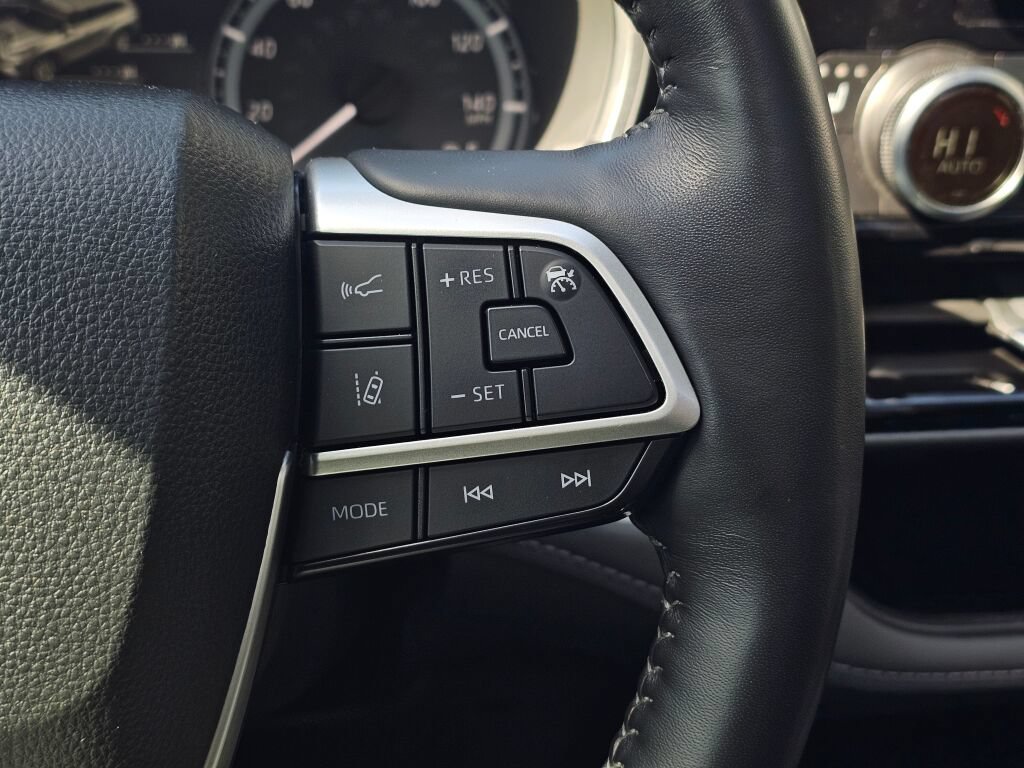 Used 2025 Toyota Highlander XLE AWD/4WD image 26