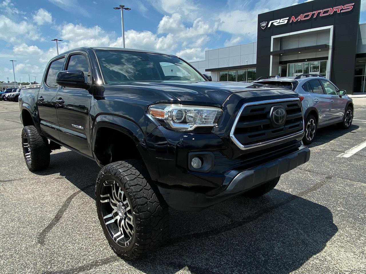 Used 2018 Toyota Tacoma SR5 RWD image 1