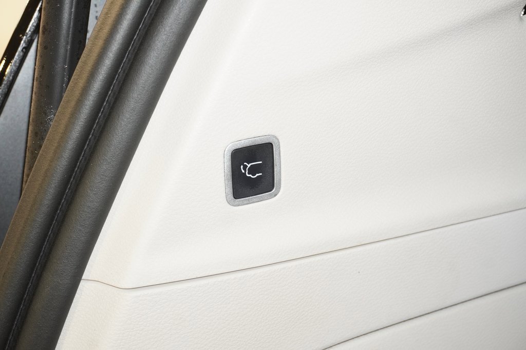 New 2023 Chrysler Pacifica Limited w/ Uconnect Theater Family Group image 33