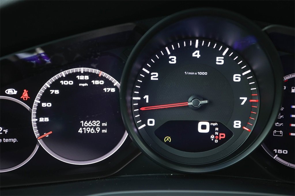 Used 2022 Porsche Cayenne Platinum Edition image 23
