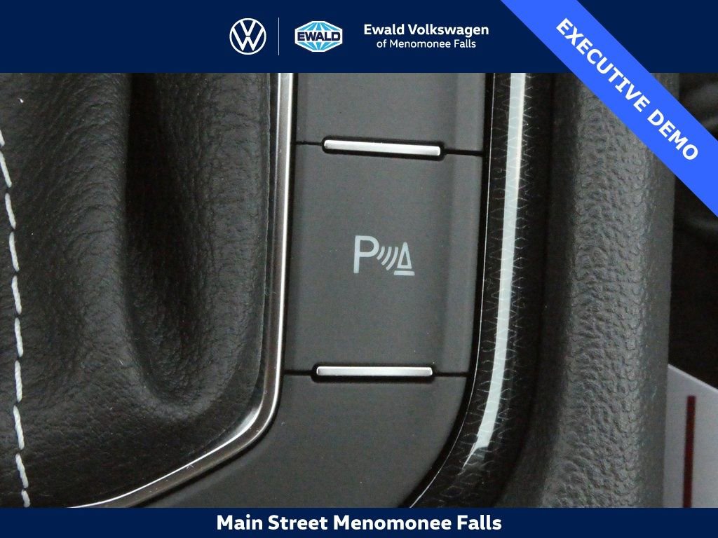 Certified 2025 Volkswagen Taos SE image 16