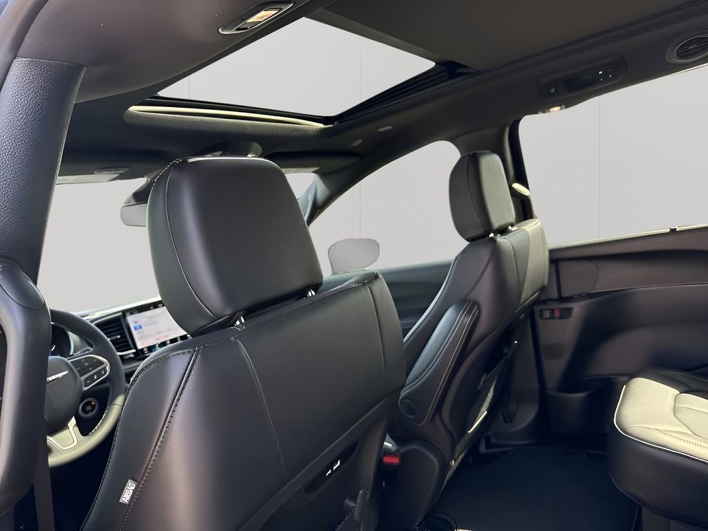 New 2025 Chrysler Pacifica Select AWD/4WD image 36