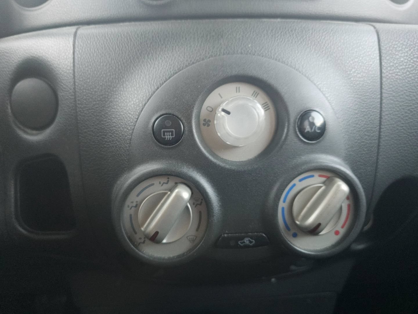 Used 2012 Nissan Cube 1.8 w/ Interior Designer Pkg FWD image 25