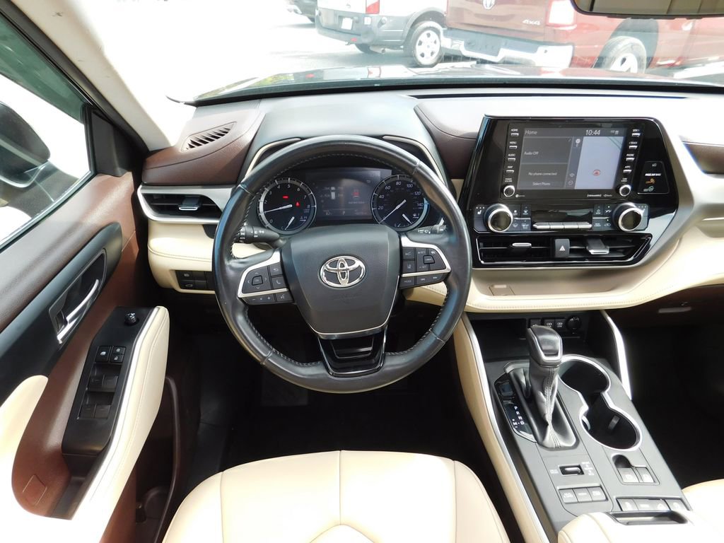 Used 2020 Toyota Highlander XLE image 15
