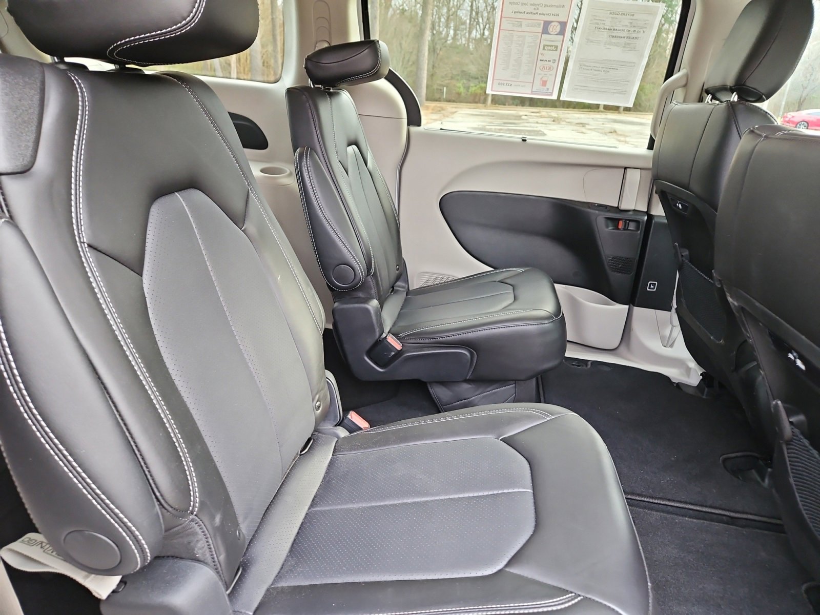 Used 2024 Chrysler Pacifica Touring-L image 17