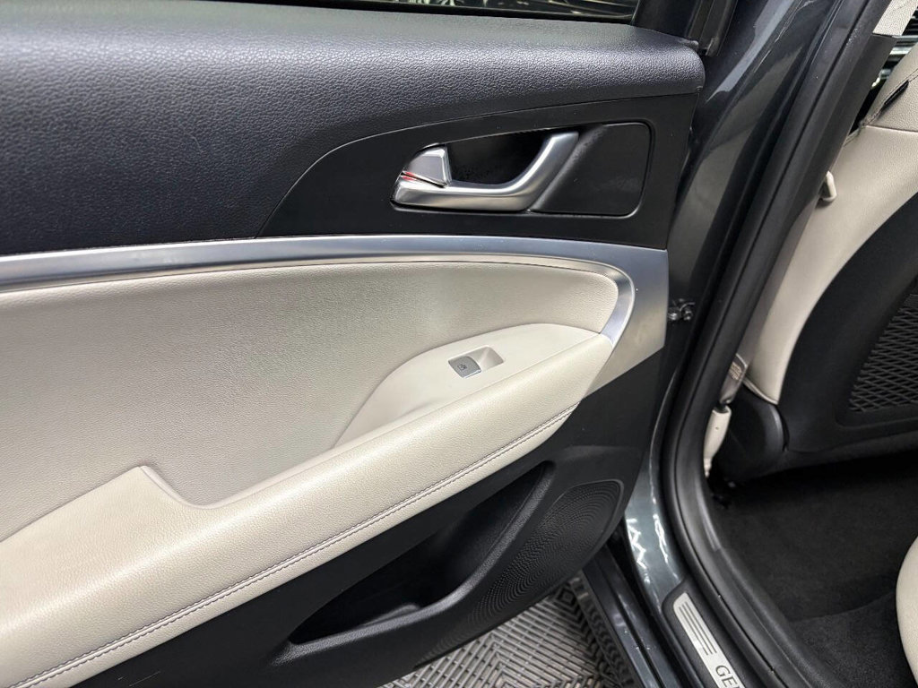Used 2021 Genesis G70 2.0T AWD/4WD image 35