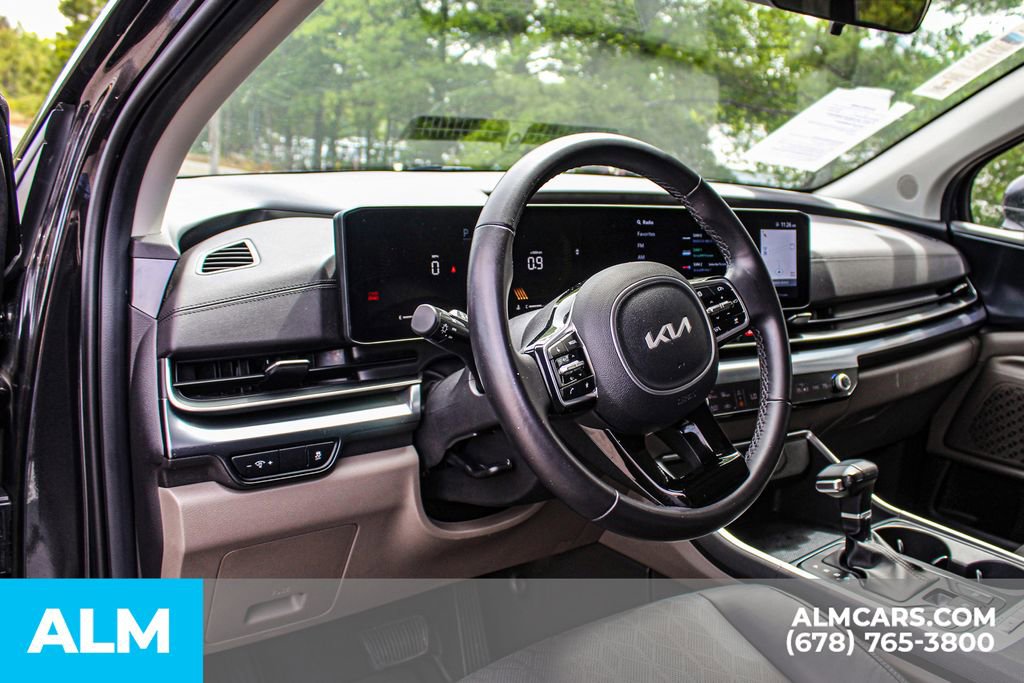 Used 2025 Kia Carnival FWD image 23