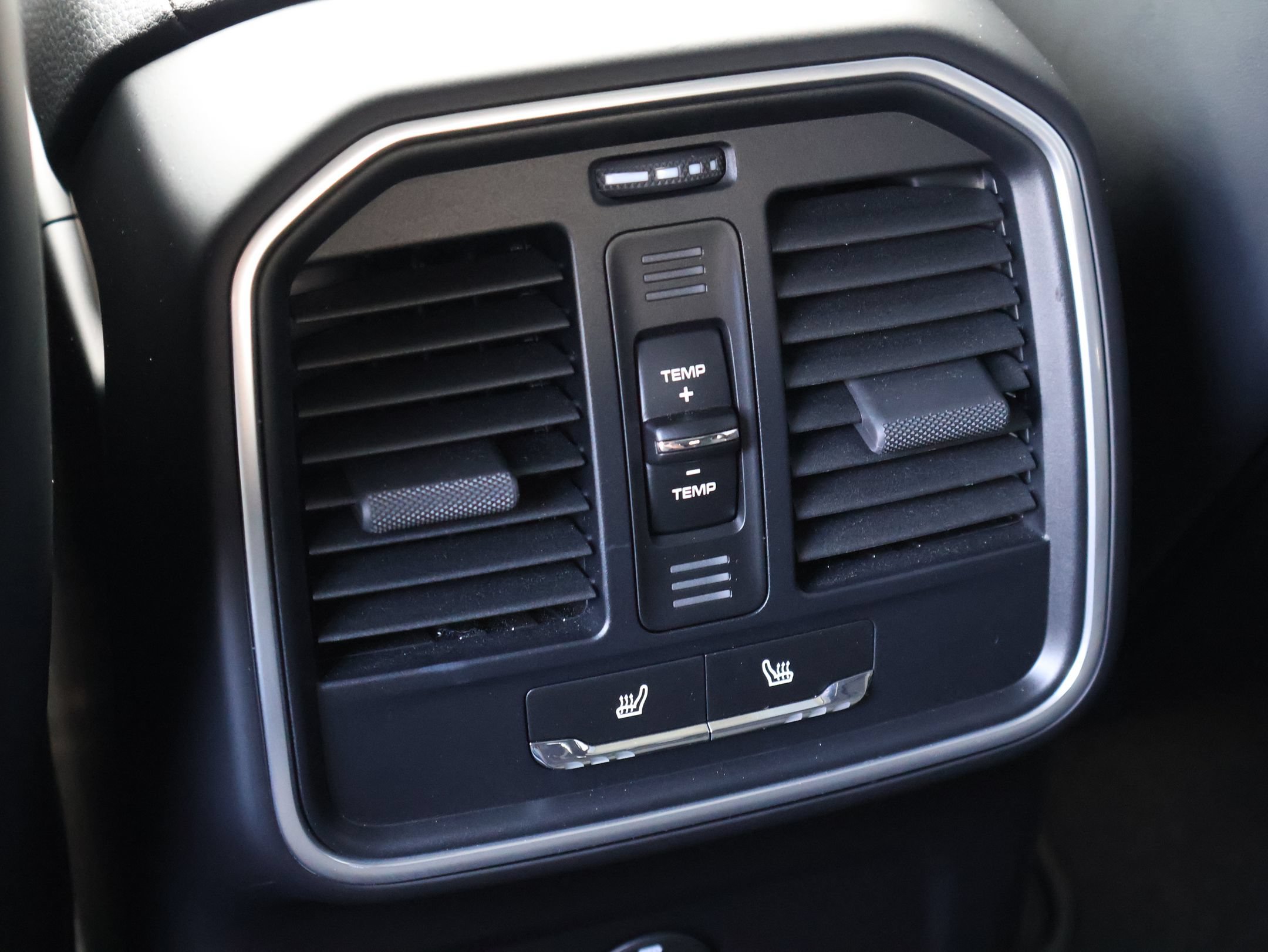 Certified 2023 Porsche Macan AWD/4WD image 22