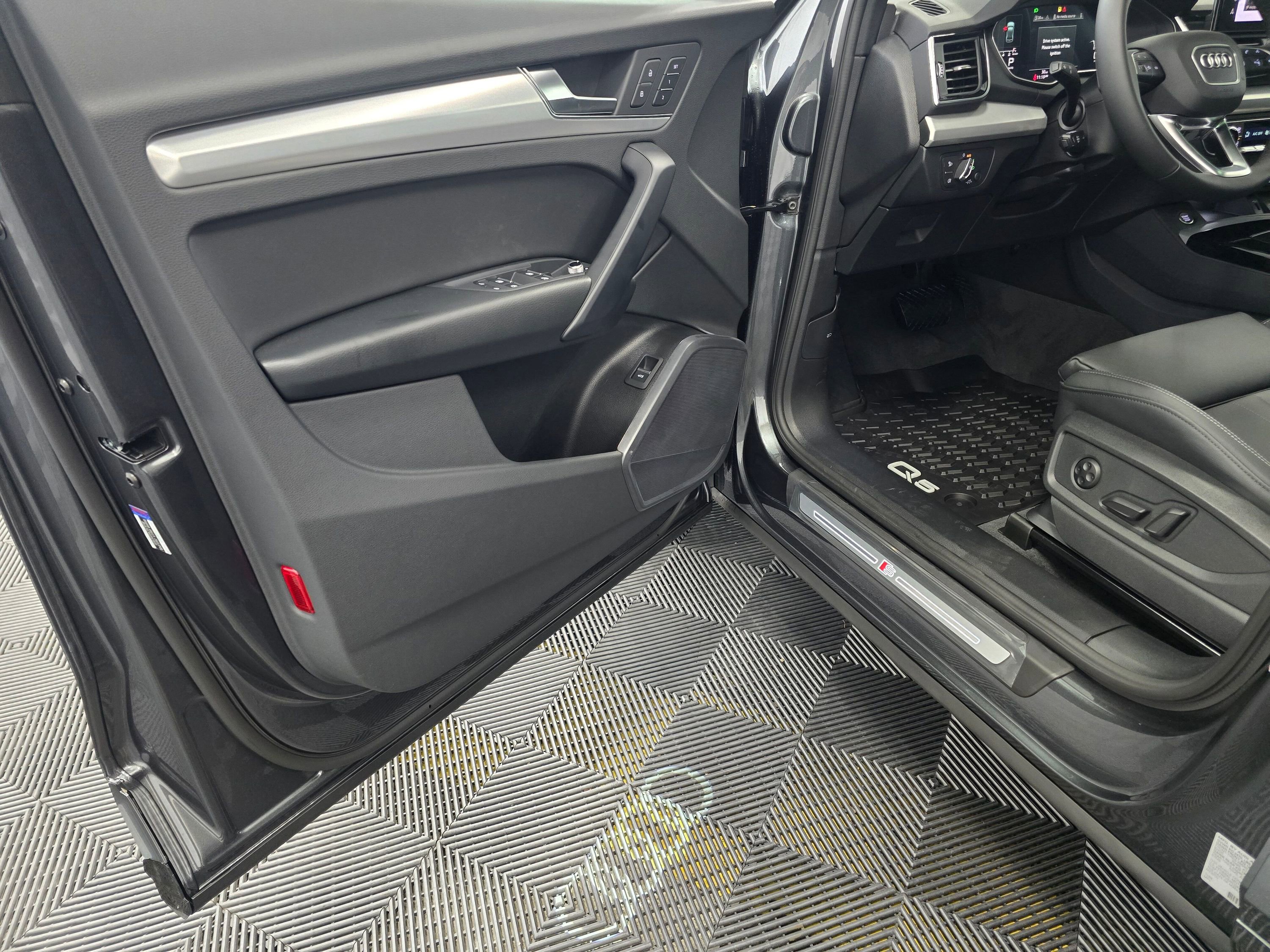 Certified 2025 Audi Q5 2.0T Premium w/ Convenience Plus Package image 24