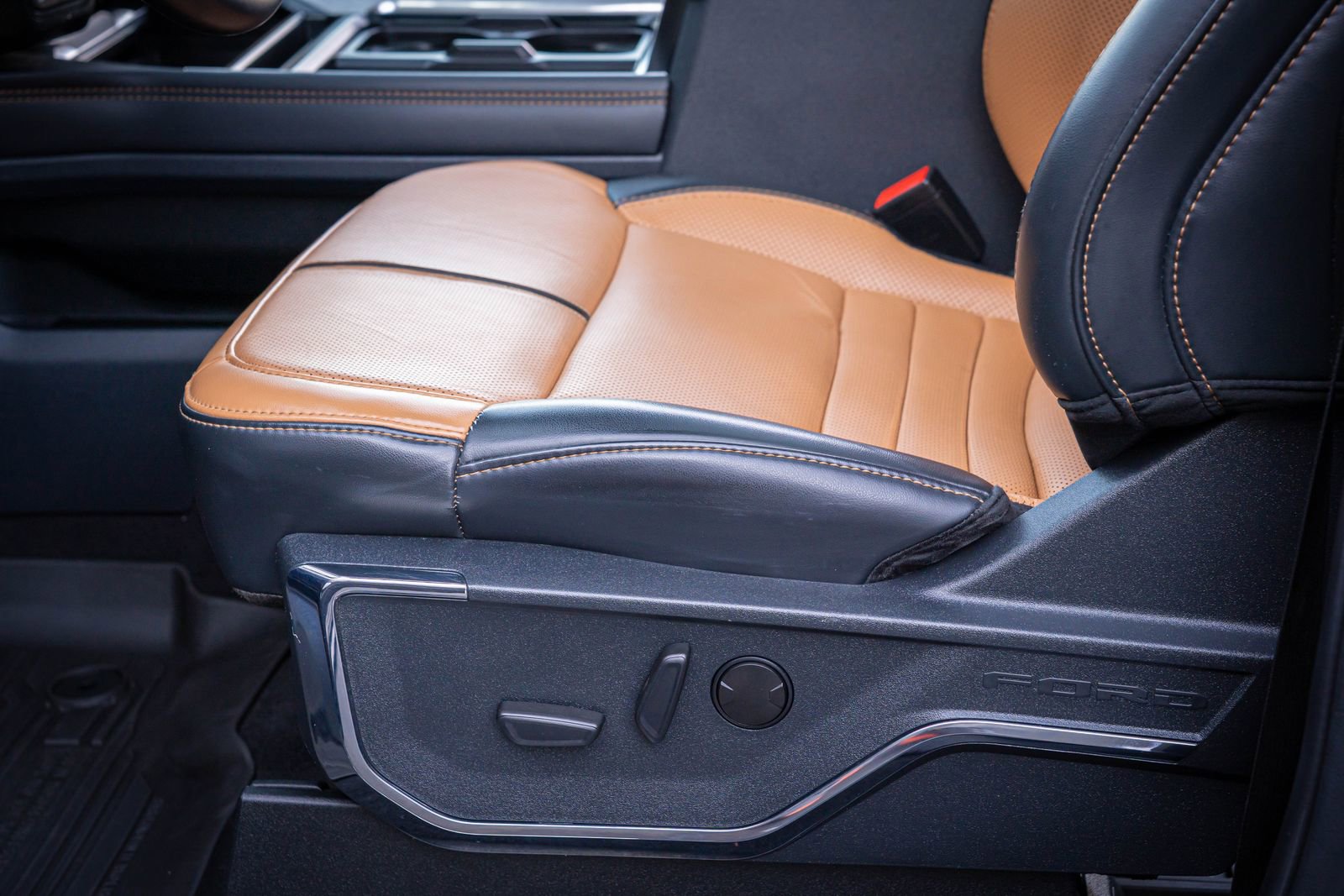 Used 2023 Ford F350 Platinum image 14