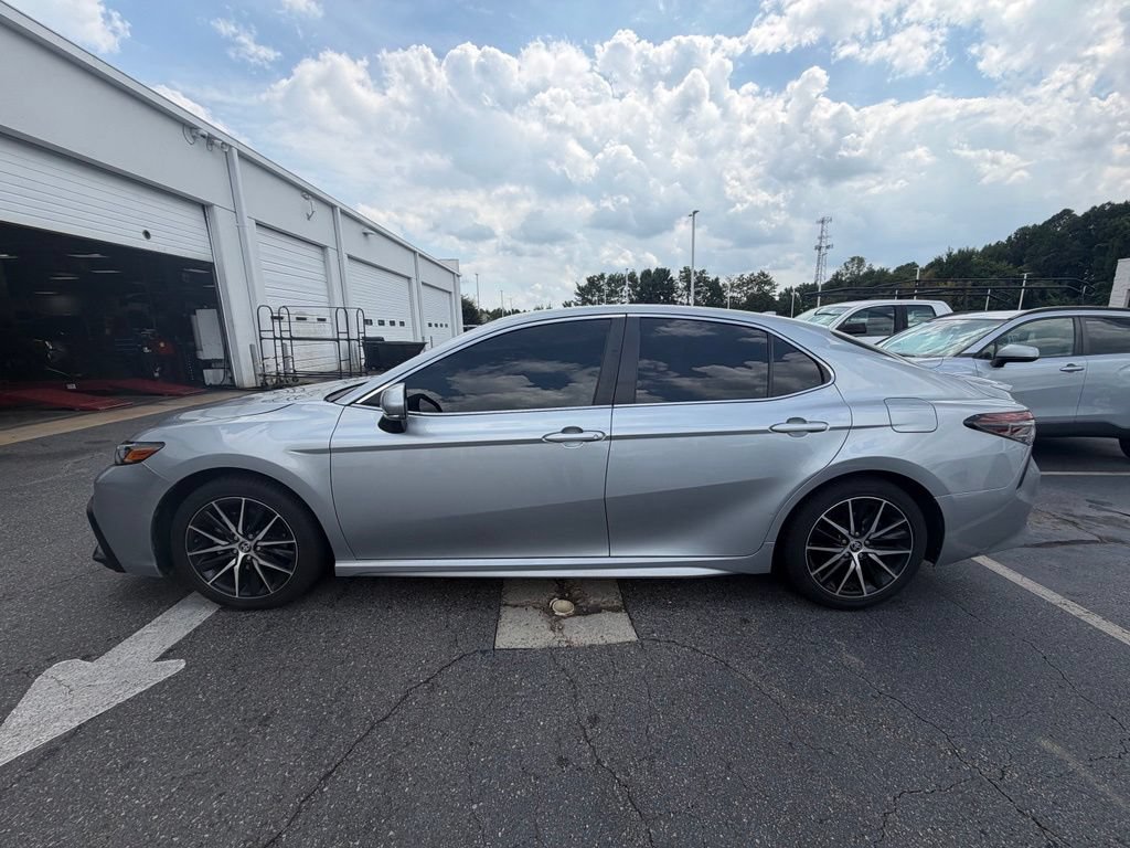 Used 2024 Toyota Camry SE FWD image 3