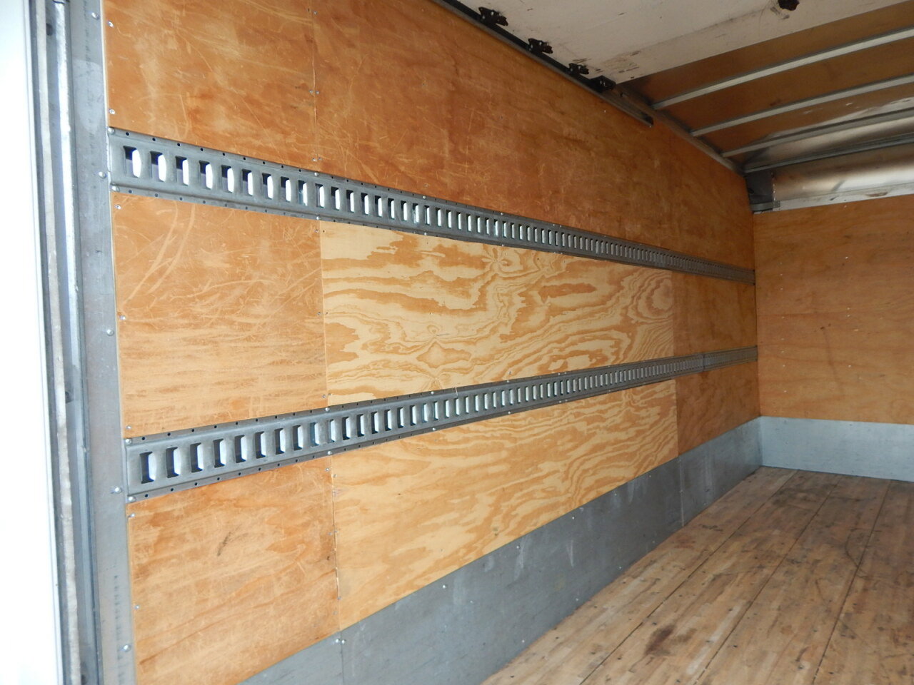 Used 2018 Isuzu NPR image 15