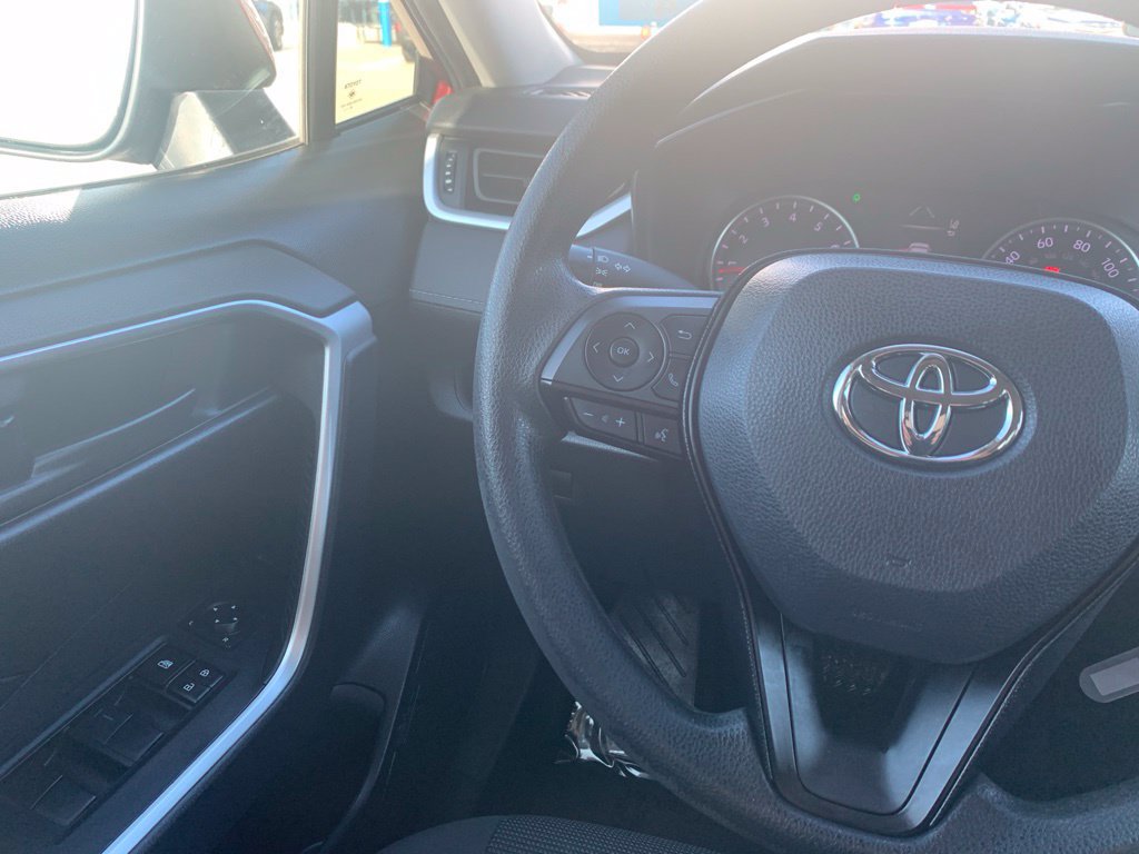 Used 2021 Toyota RAV4 LE AWD/4WD image 10