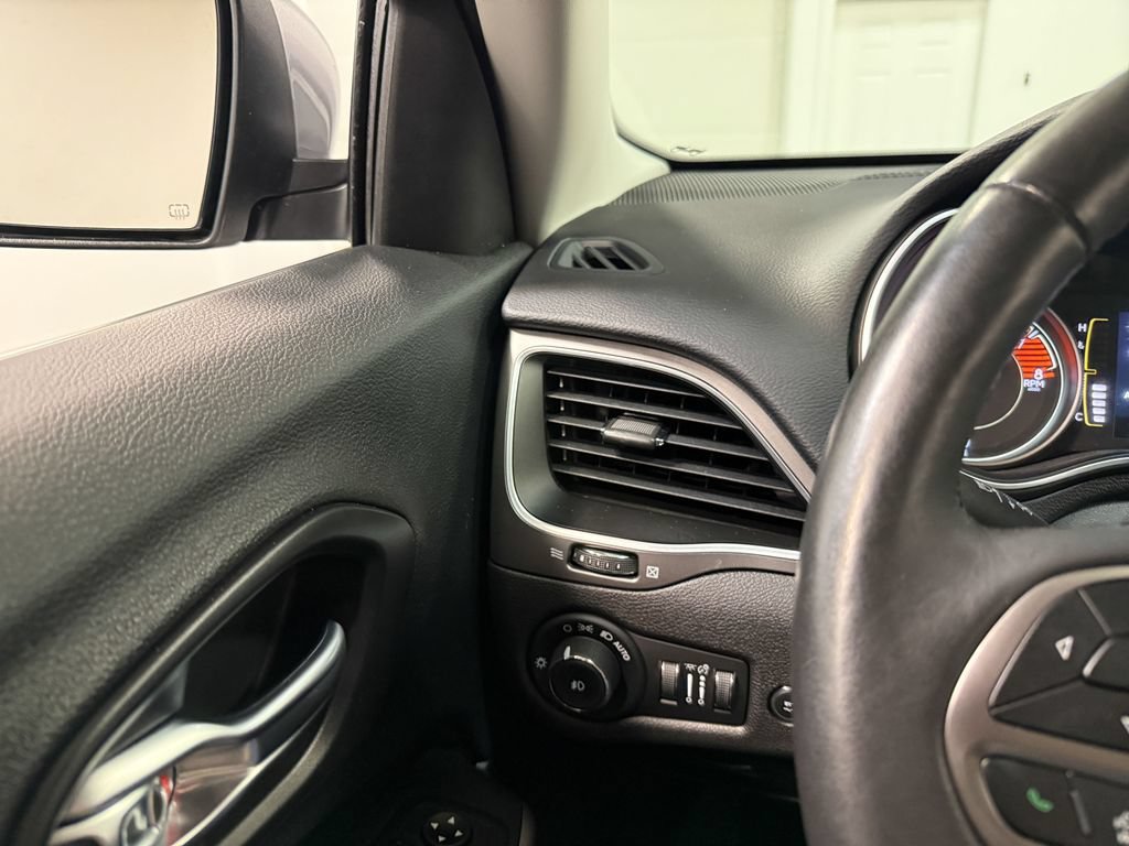 Used 2019 Jeep Cherokee Latitude w/ Comfort & Convenience Group AWD/4WD image 74