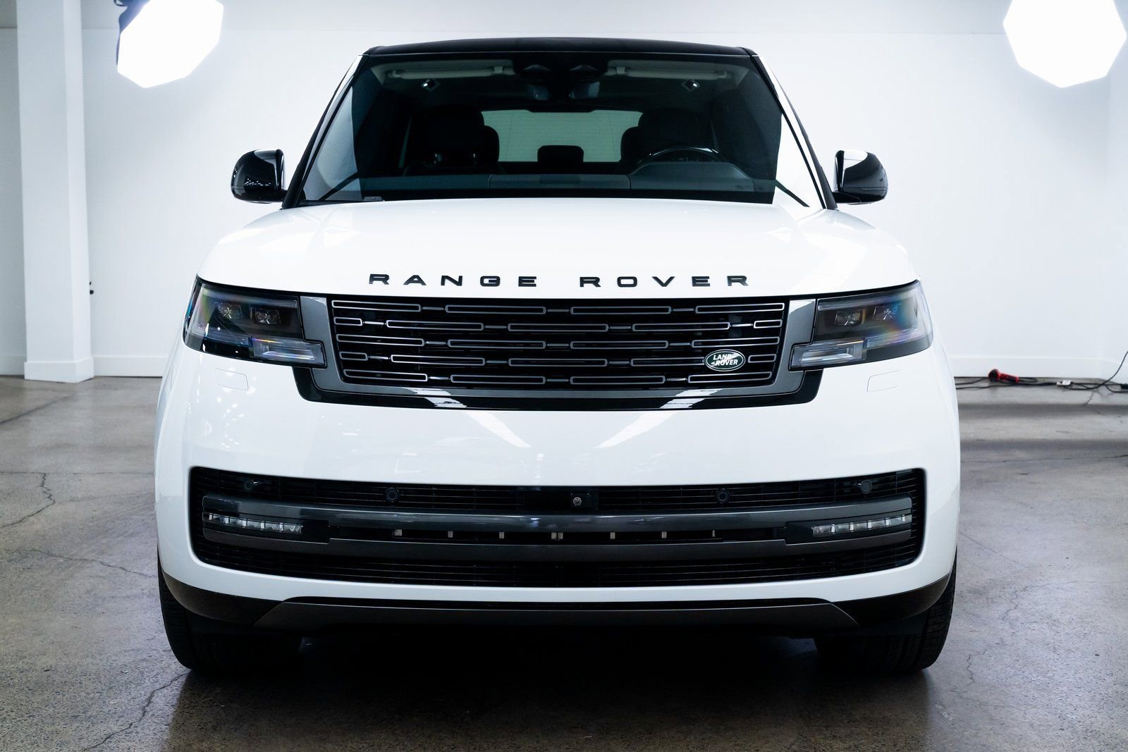 Used 2025 Land Rover Range Rover SE image 2