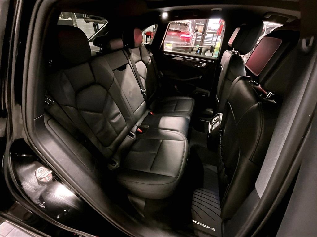 Certified 2023 Porsche Macan AWD/4WD image 21