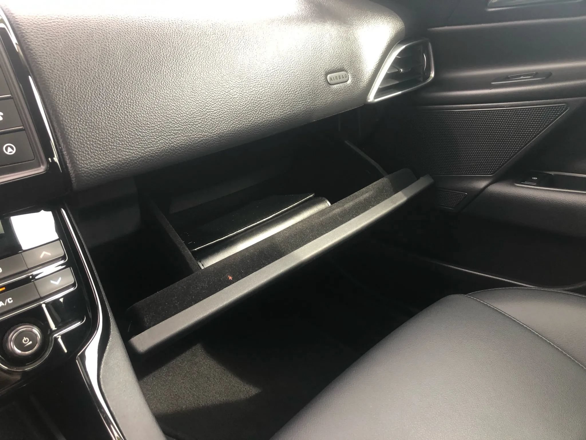 Used 2018 Jaguar XE Premium RWD image 18