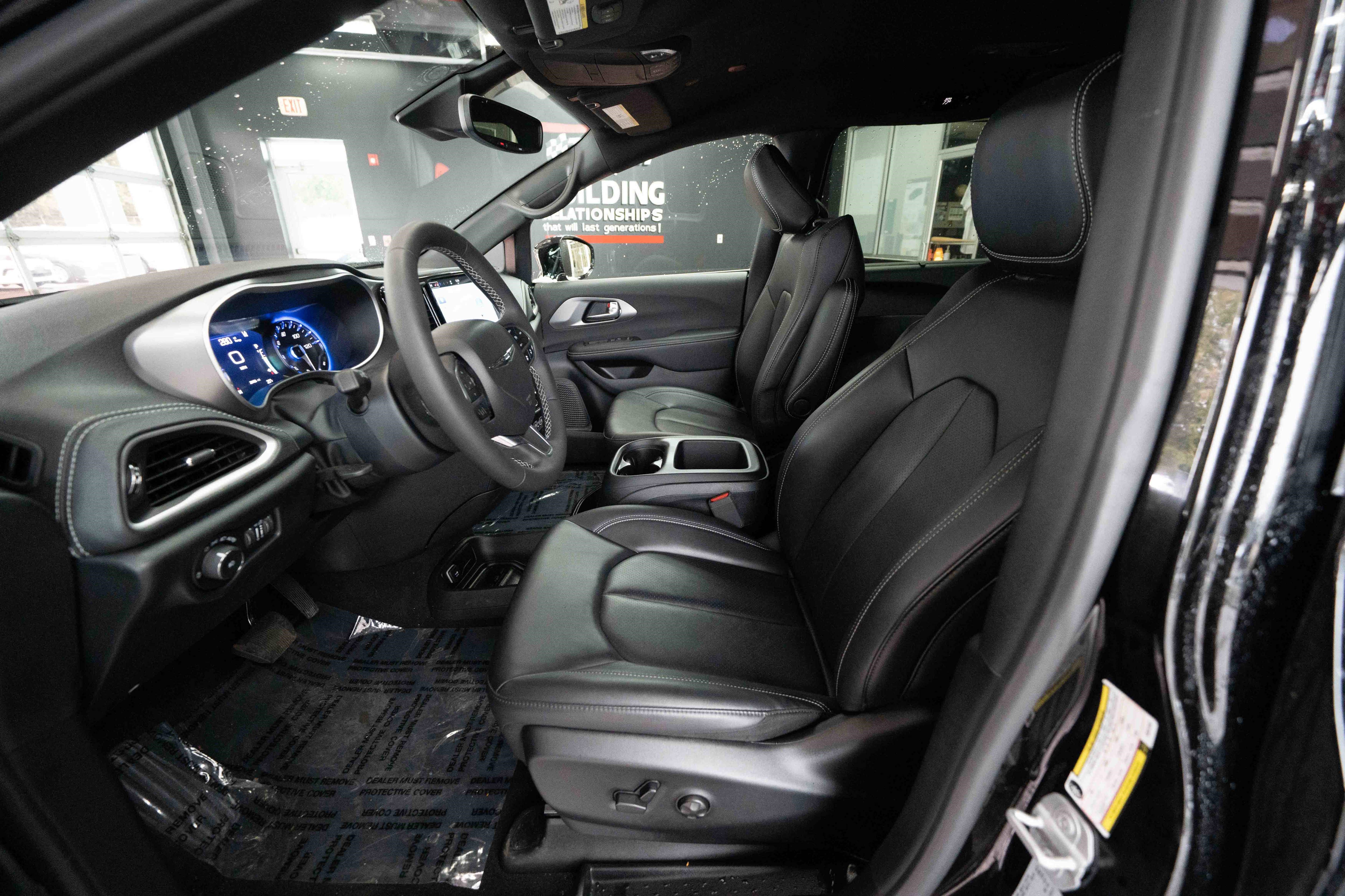 Used 2025 Chrysler Pacifica Select image 9