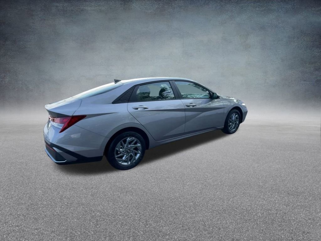 Used 2025 Hyundai Elantra Blue image 23