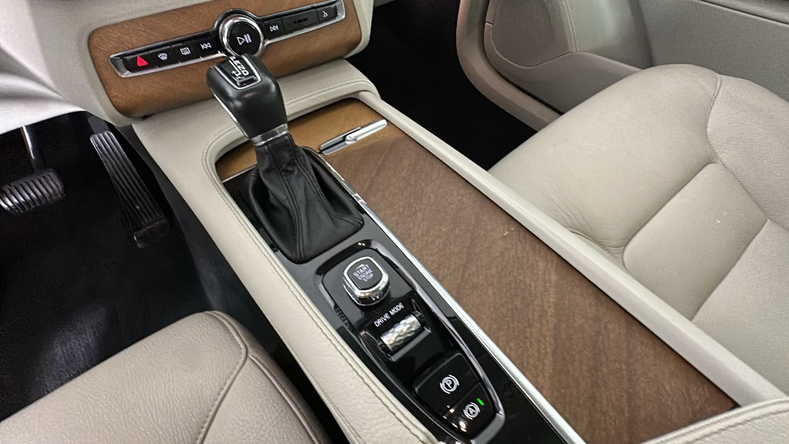 Used 2021 Volvo XC90 T6 Momentum AWD/4WD image 24