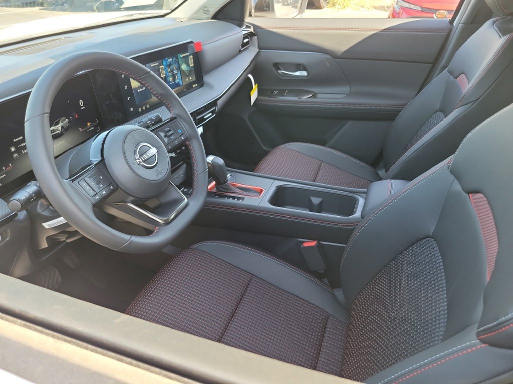 New 2026 Nissan Kicks SR w/ Interior Electronics Package FWD image 3