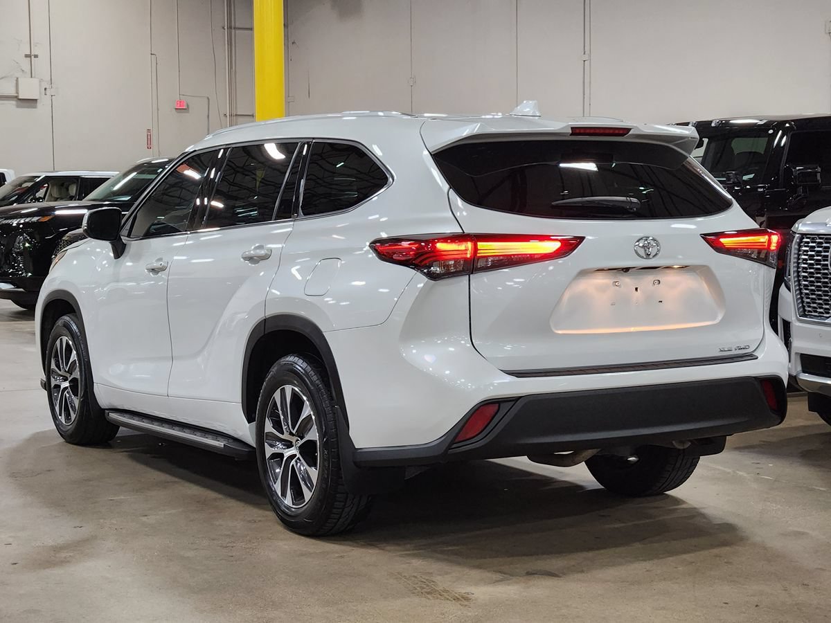 Used 2022 Toyota Highlander XLE AWD/4WD image 11