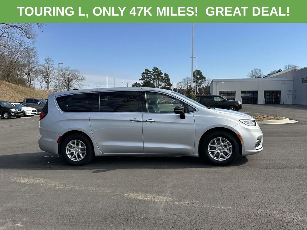 Used 2024 Chrysler Pacifica Touring-L FWD image 29