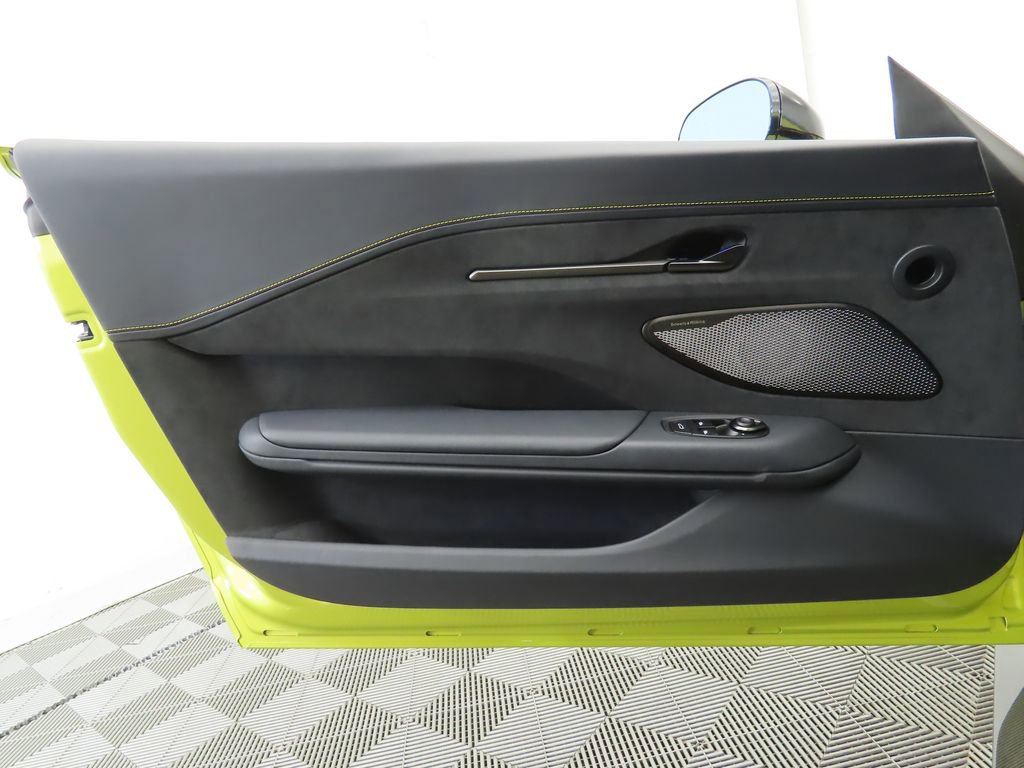 Used 2025 Aston Martin V8 Vantage Coupe image 21