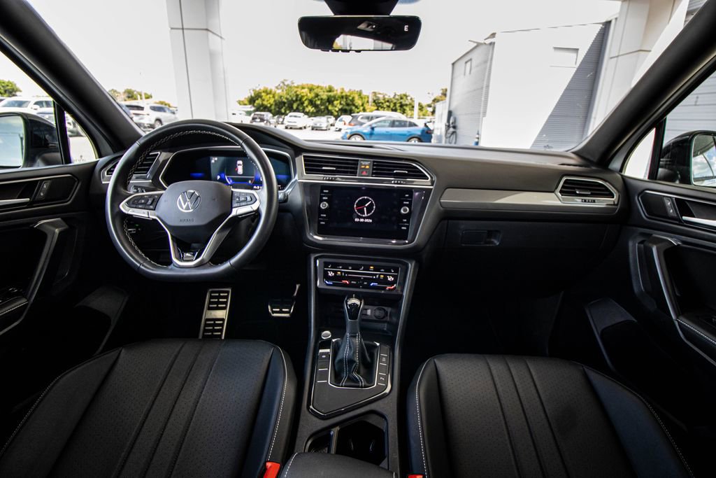 Used 2023 Volkswagen Tiguan SE R-Line image 28