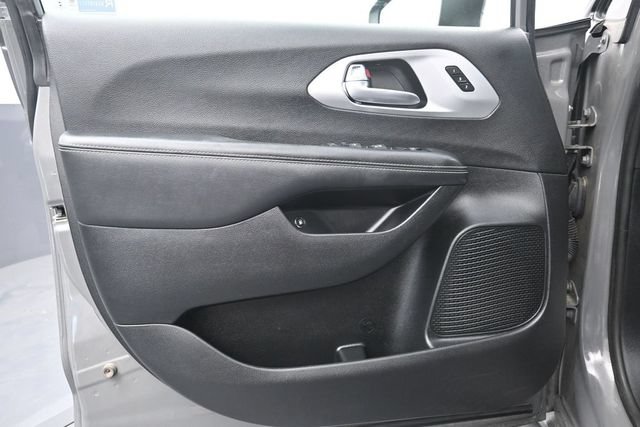 Used 2023 Chrysler Pacifica Touring-L w/ S Appearance Package FWD image 13