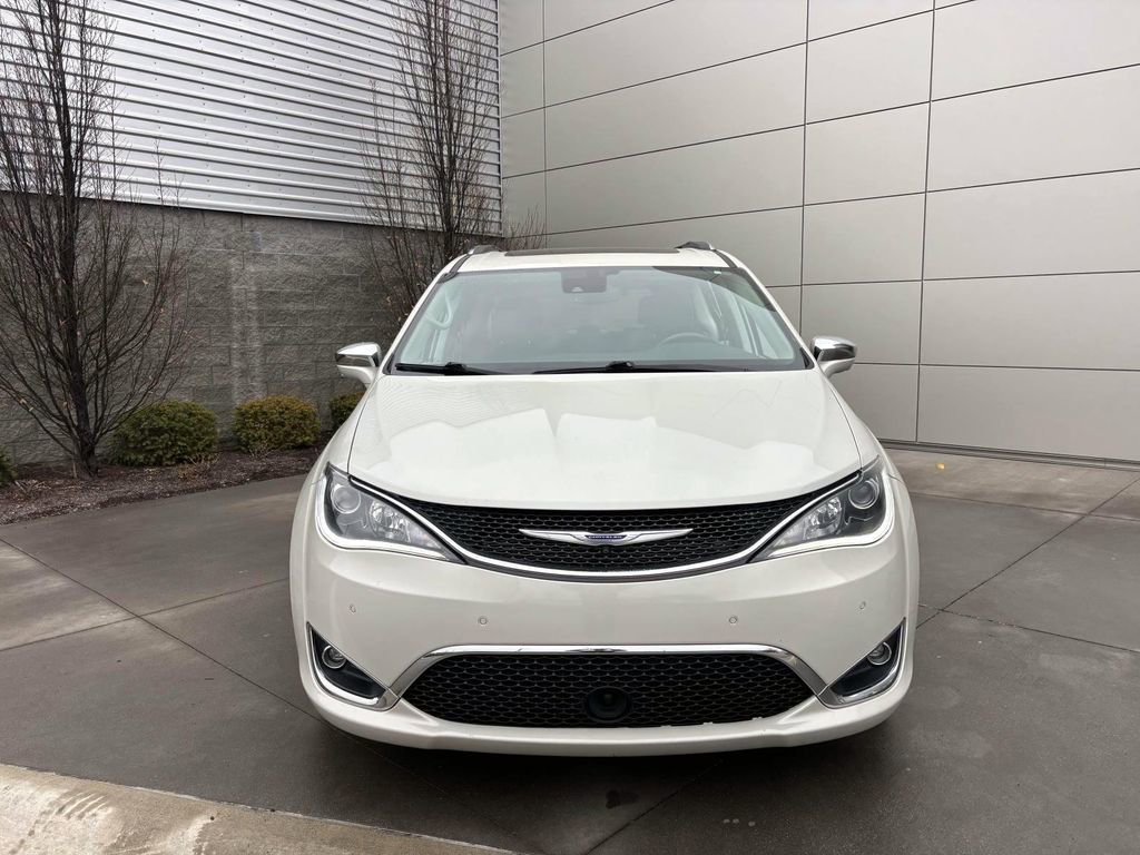 Used 2019 Chrysler Pacifica Limited w/ Advanced Safetytec Group image 2