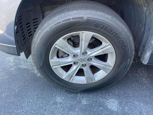 Used 2012 Toyota Highlander SE w/ Tow Pkg FWD image 8