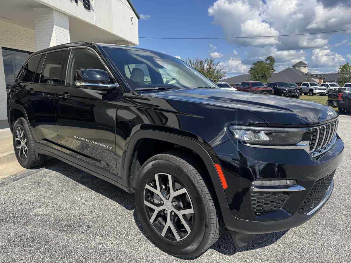 Used 2025 Jeep Grand Cherokee Limited w/ Luxury Tech Group II AWD/4WD image 40