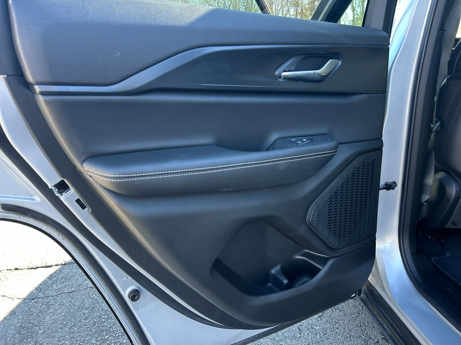 Used 2025 Jeep Grand Cherokee Altitude image 34