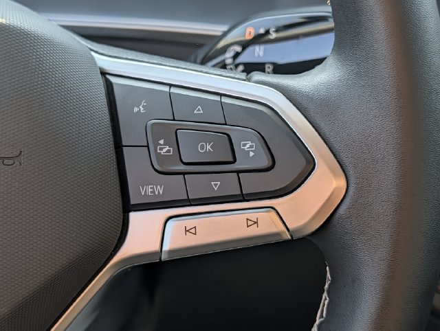 Used 2025 Volkswagen Tiguan SE FWD image 19