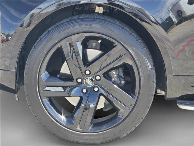 Used 2023 Land Rover Discovery Metropolitan Edition AWD/4WD image 9