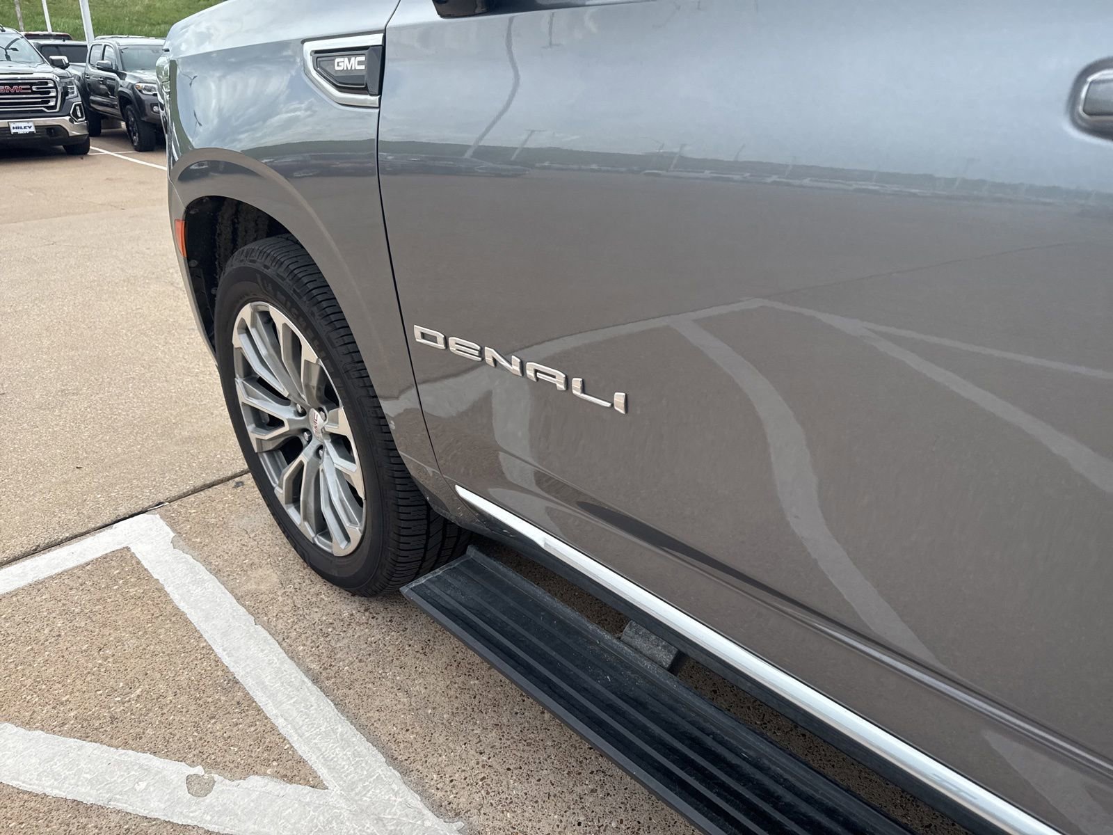 Used 2021 GMC Yukon Denali w/ Denali Premium Package AWD/4WD image 13
