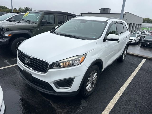 Used 2017 Kia Sorento LX w/ LX Convenience Package image 2