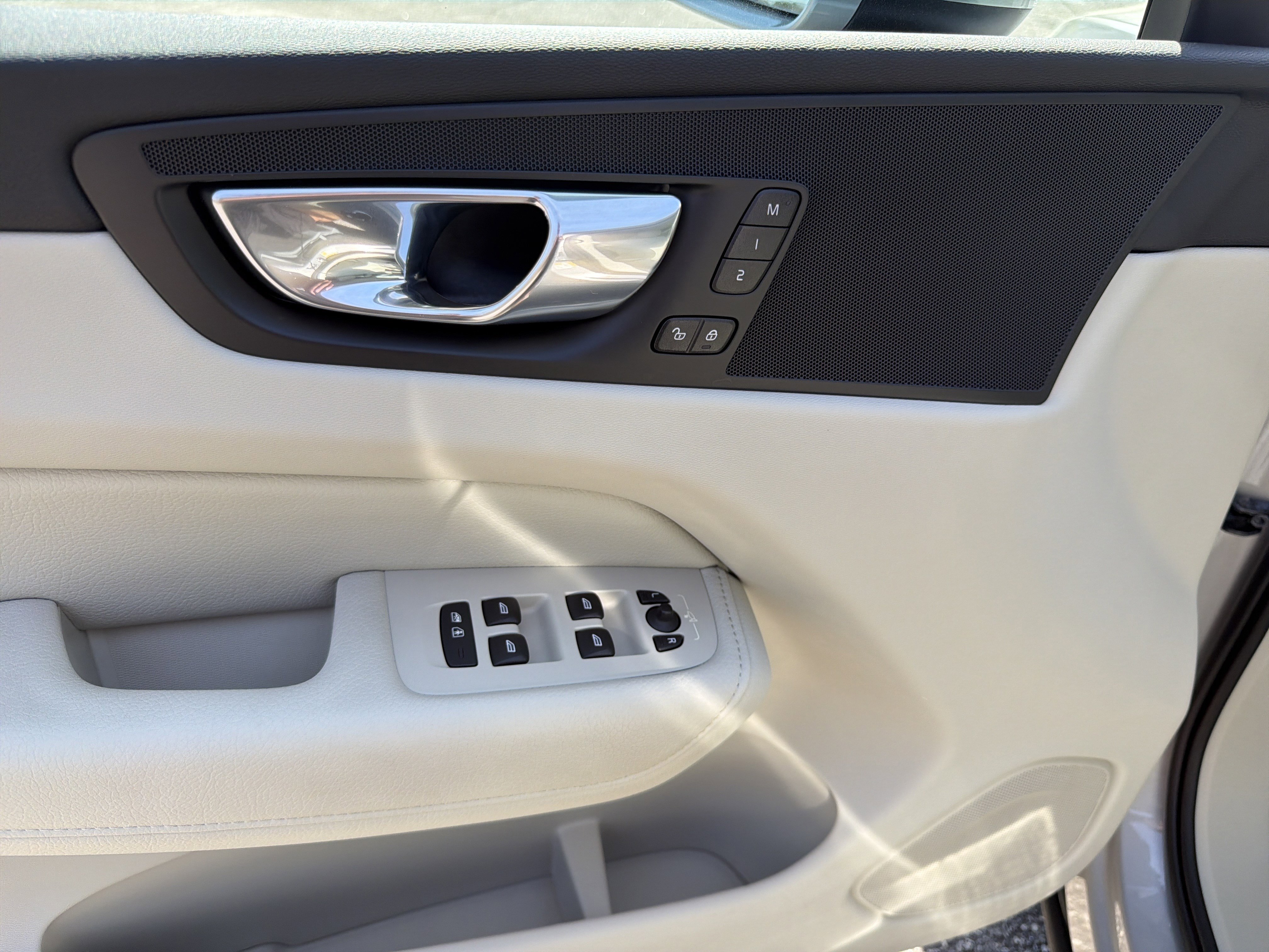 Used 2022 Volvo XC60 B5 Momentum image 13