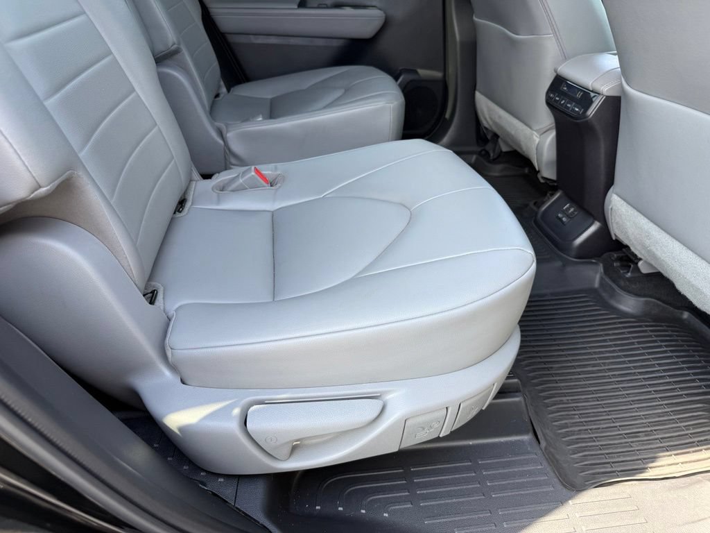 Used 2022 Toyota Highlander XLE AWD/4WD image 42