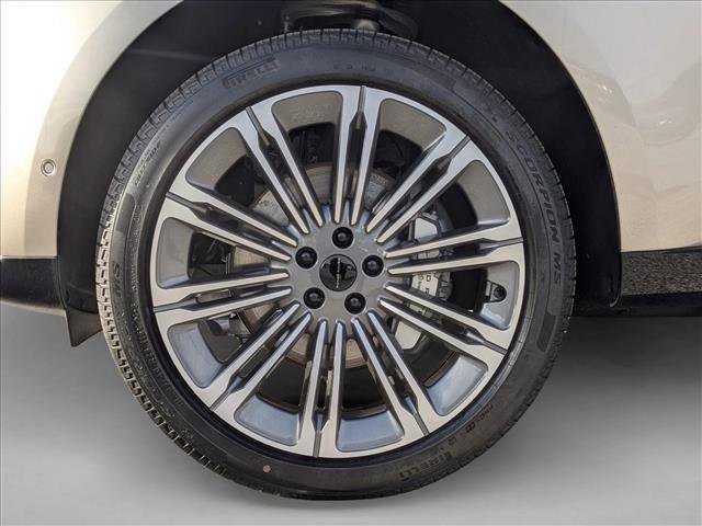 New 2026 Land Rover Range Rover Long Wheelbase SE image 10