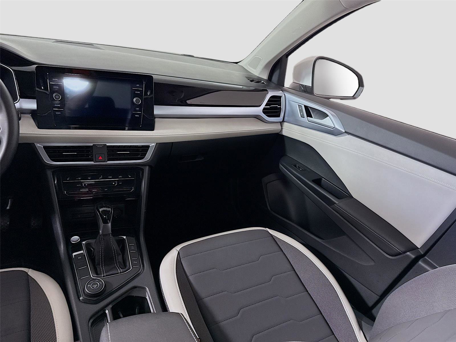 Used 2025 Volkswagen Taos SE image 15